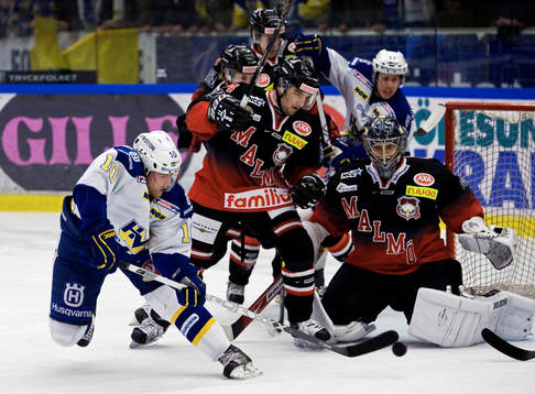 Martin Thörnberg försöker göra mål på en backhand