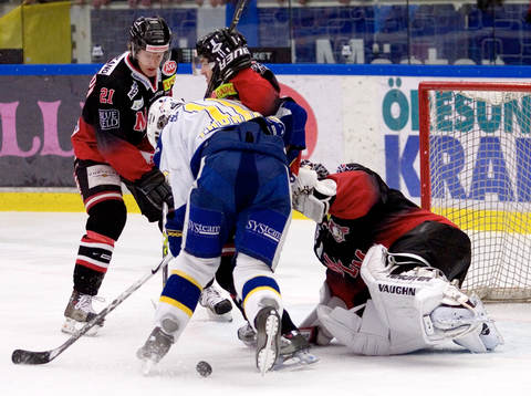 Martin Thörnberg, HV71 försöker forcera in pucken men