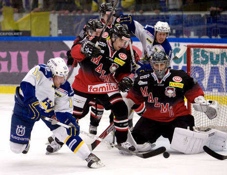 Martin Thörnberg, HV71 försöker trycka in pucken bakom