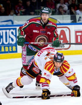 Tommy Sjödin, Brynäs, crosscheckas av Arto Tukio,