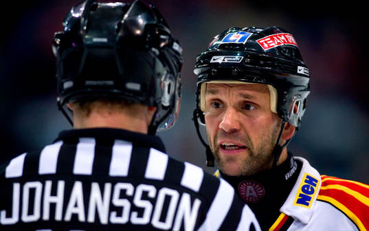 Tommy Sjödin, Brynäs, i diskussion med domaren