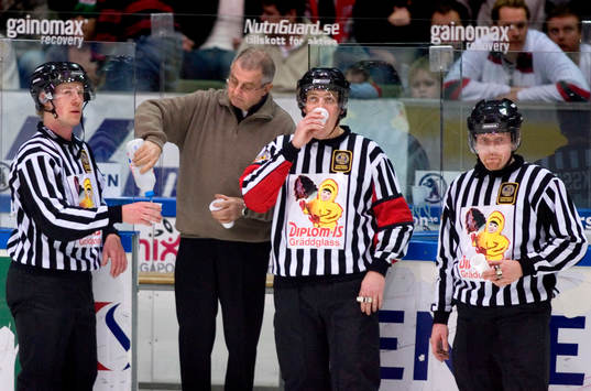 Huvuddomare, Morgan Johansson, Domare, Dricker vatten