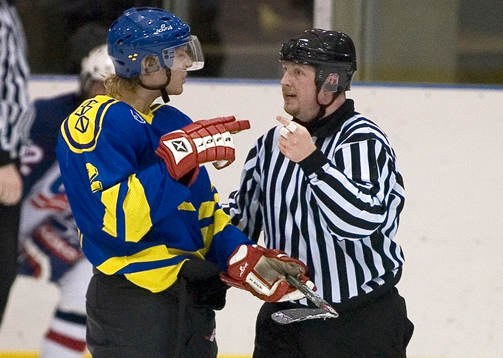 Richard Eriksson i hetsig diskussion med domaren