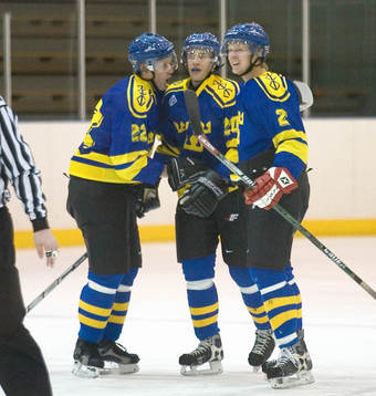 Anders Nilsson (i mitten) kramas om av Joachim Sundström