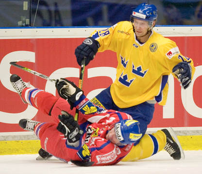 Dick Tärnström, Sverige, faller på tjeckisk spelare
