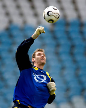 Andreas Isaksson, målvakt, boxar bollen, utboxning,