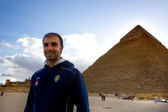Kennedy Bakircioglü vid pyramid