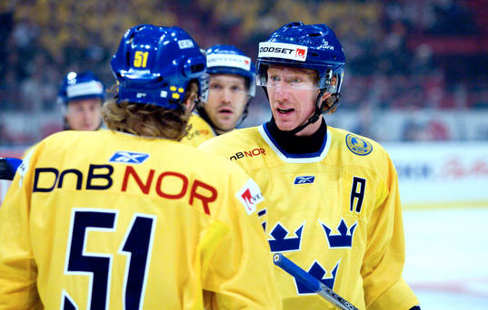 Jörgen Jönsson pratar med Mika Hannula