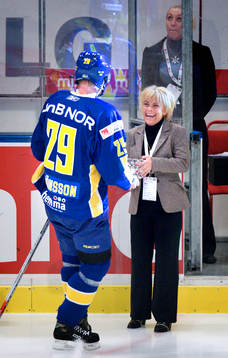 Malin Fransson, journalist DN delar ut pris till Kenny