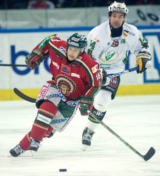 Steven Kariya, Frölunda, jagas av Jonas Höglund,