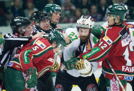 Jan-Axel Alavaara, Frölunda, bråkar med Emil Kåberg,