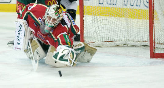 Joel Gistedt, målvakt, Frölunda, försöker nå pucken