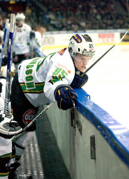 Mikael Johansson, Färjestad, hänger på sargen