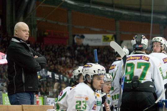 Roger Melin, tränare, Färjestad, följer spelet bakom