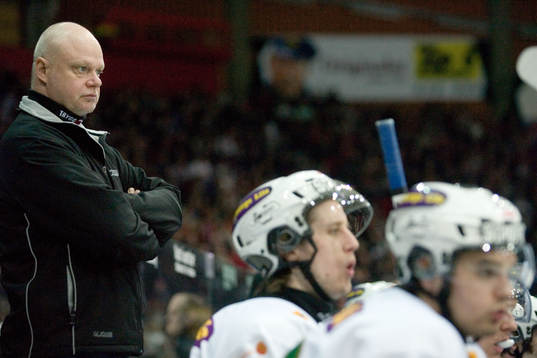 Roger Melin, tränare, Färjestad, följer spelet bakom