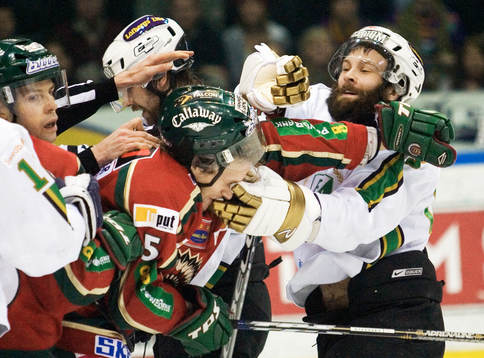 Färjestads slagskämpar Emil Kåberg och Per Ledin i vilt