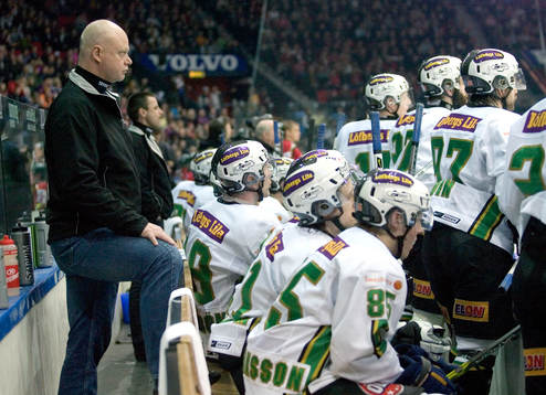 Roger Melin bakom sina grabbar