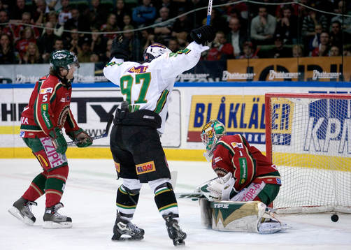 0-6 Per Ledin konstaterar att pucken är i mål bakom Joel