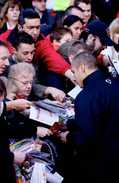 Henrik Larsson skriver autografer innan avspark