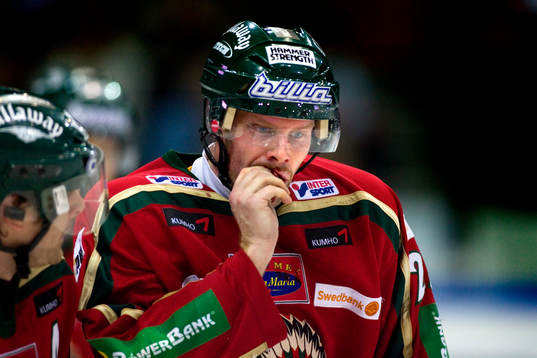 Oscar Ackeström, Frölunda, kontrollerar om tänderna