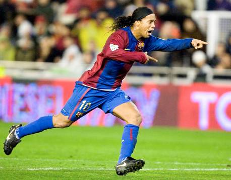 Här stoppas Ronaldinho, som får frispark och