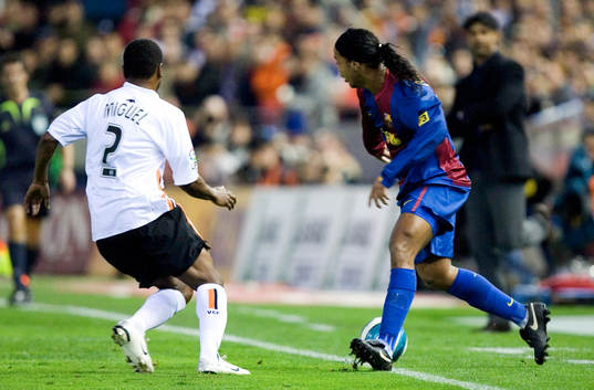 Miguel, Valencia och Ronaldinho, Barcelona. I bakgrund