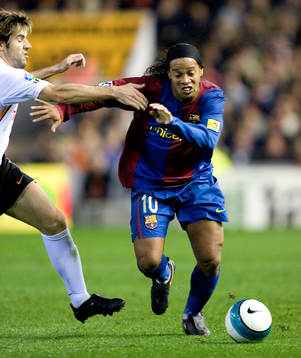 Ronaldinho, Barcelona blir dragen i armen av David Albelda,