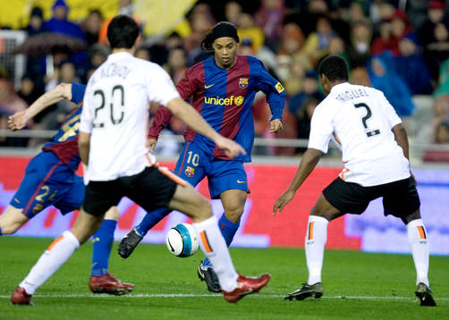 Ronaldinho, Barcelona utmanar Miguel och Raúl Albiol,
