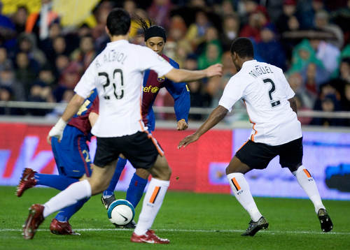 Ronaldinho, Barcelona utmanar Miguel och Raul Albiol,
