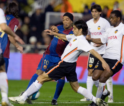 Ronaldinho, Barcelona stoppas av Roberto Ayala, Valencia