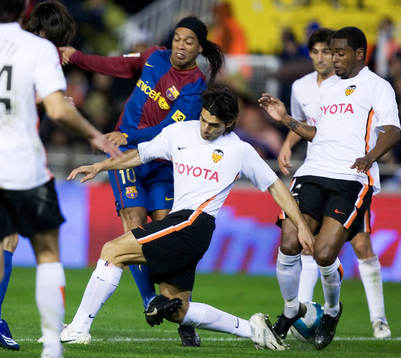 Roberto Ayala, Valencia bryter bollen från Ronaldinho,