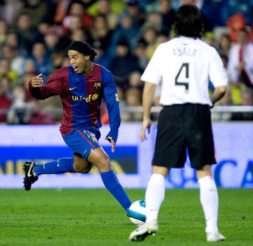 Ronaldinho, Barcelona och Roberto Ayala, Valencia