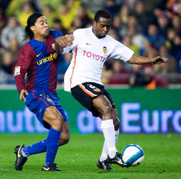 Miguel, Valencia håller undan Ronaldinho