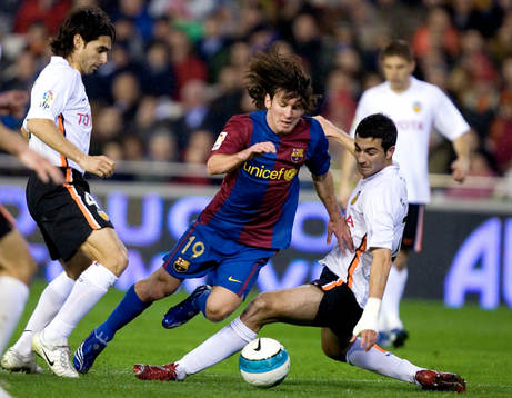 Lionel Messi, Barcelona stoppas av Roberto Ayala och Raul