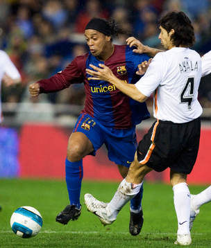 Roberto Ayala, Valencia försöker ta bollen från