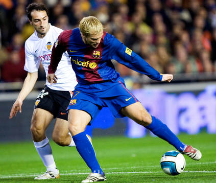 Emiliano Moretti, Valencia försöker ta bollen från Eidur