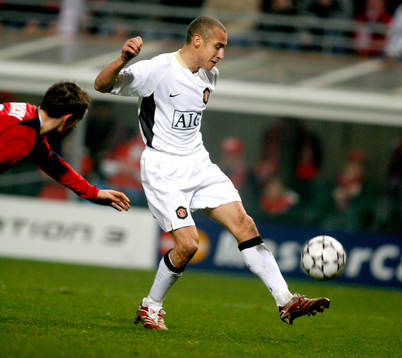 Henrik Larsson, united ryckte förbi Mathieu Debuchy, Lille