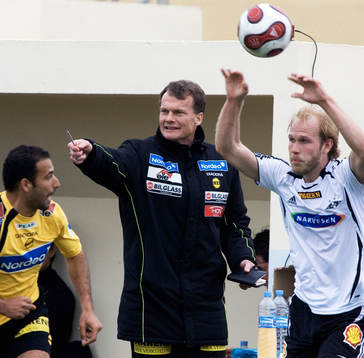 Mikael Dorsin får instruktioner var han skall lägga