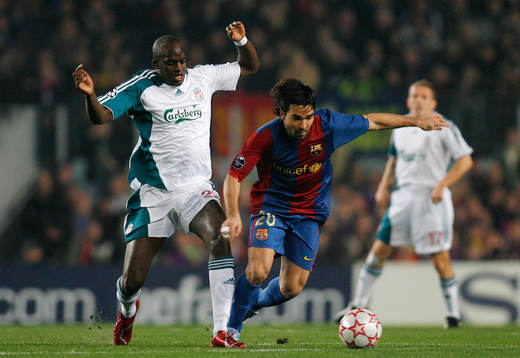 Deco, Barcelona och Mohamed Sissoko of Liverpool kämpar om