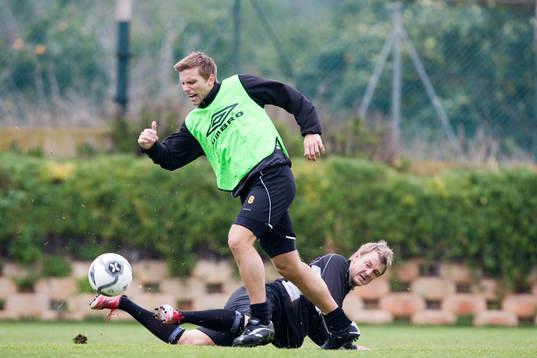 Anders Svensson och Mathias Svensson, liggande