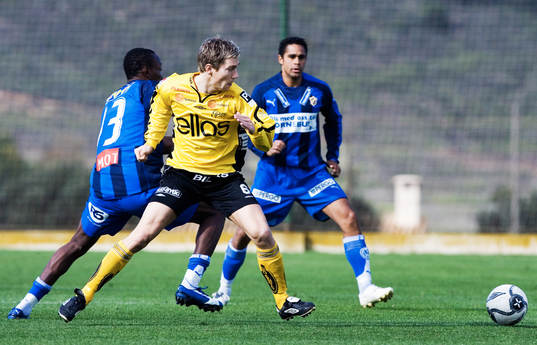 1-0 skytten Daniel Alexandersson snurrar med bl.a. nyblivne