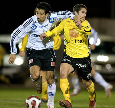 Unge Emir Bajrami får en armbåge i ansiktet av Fernando