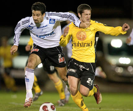 Unge Emir Bajrami får en armbåge i ansiktet av Fernando