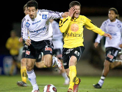 Unge Emir Bajrami får en armbåge i ansiktet av Fernando