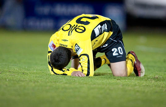 Unge Emir Bajrami får en armbåge i ansiktet av Fernando