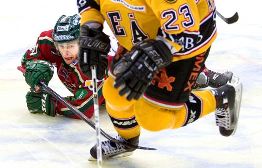 Martin Plüss, frölunda, hakar en luleåspelare