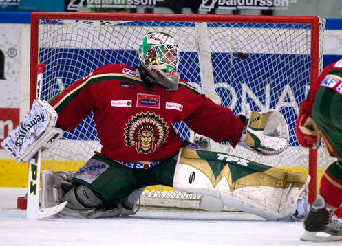 Joel Gistedt, målvakt, släpper in en puck