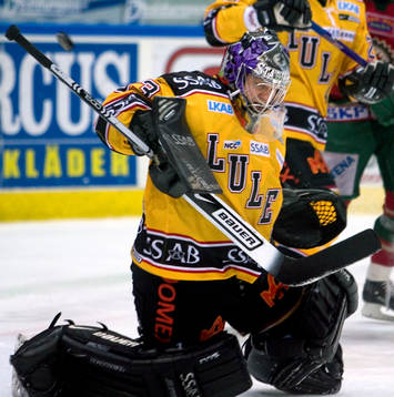 Tero Leinonen, Målvakt, Luleå, gör en räddning