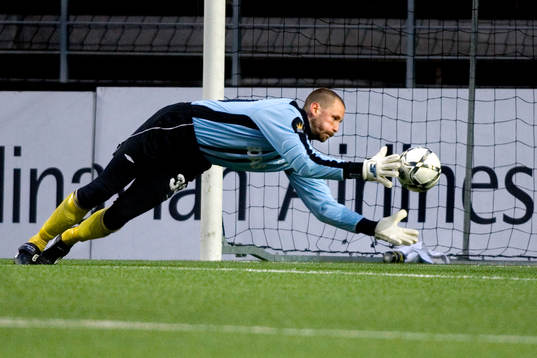 Johan Wiland, målvakt, Elfsborg, gör en räddning