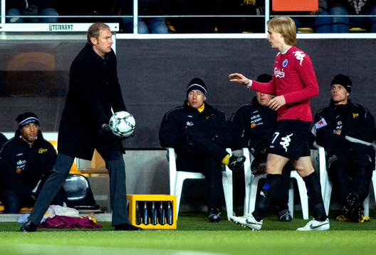 Magnus Haglund, tränare, Elfsborg, kastar bollen till
